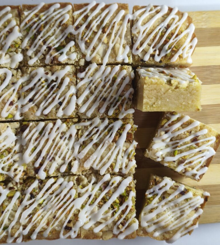 Blondie chocolate blanco, nueces y glaseado de limón