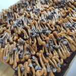 Brownie con arequipe y nueces o chips de chocolate