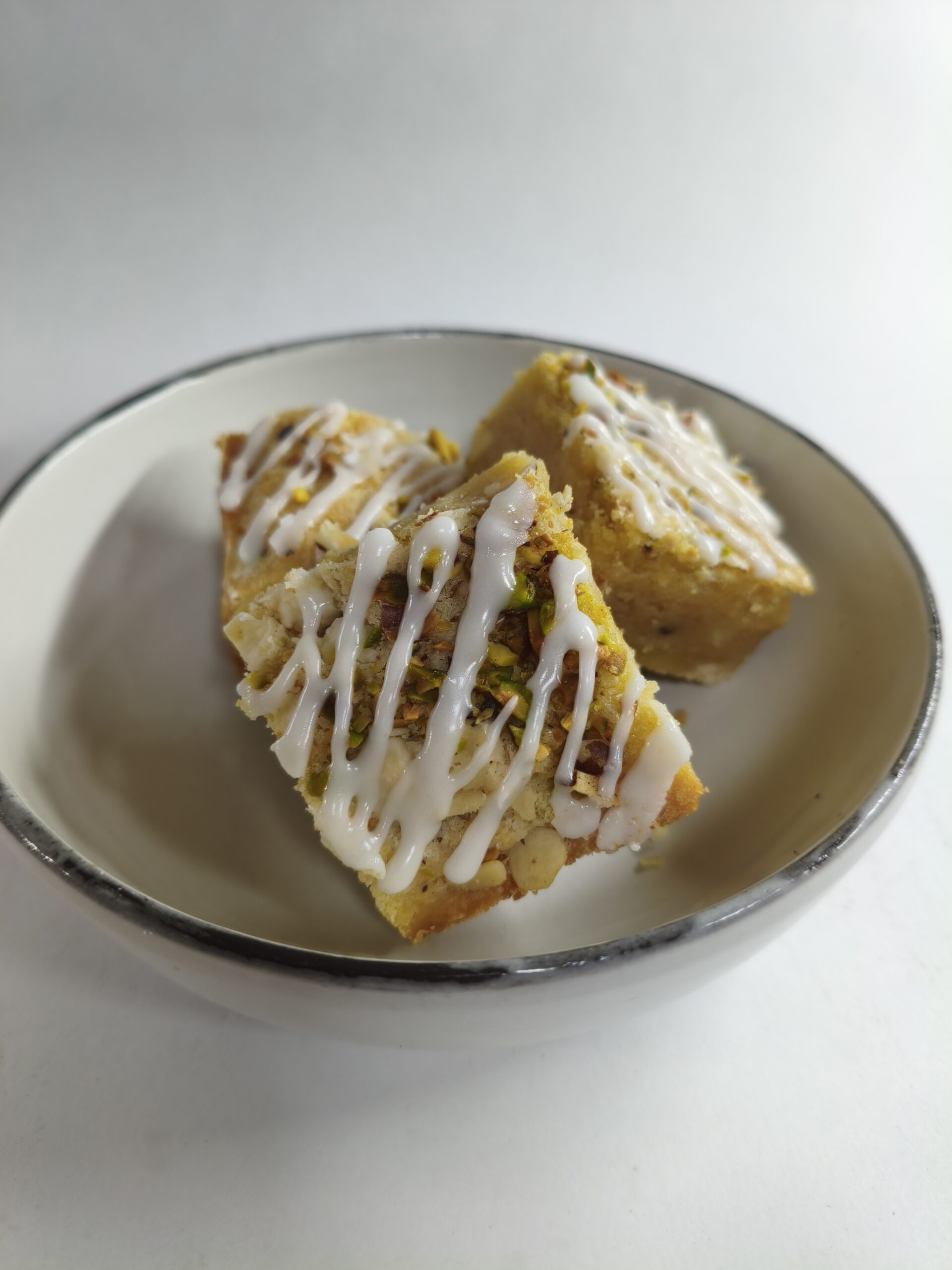 Blondie chocolate blanco, nueces y glaseado de limón