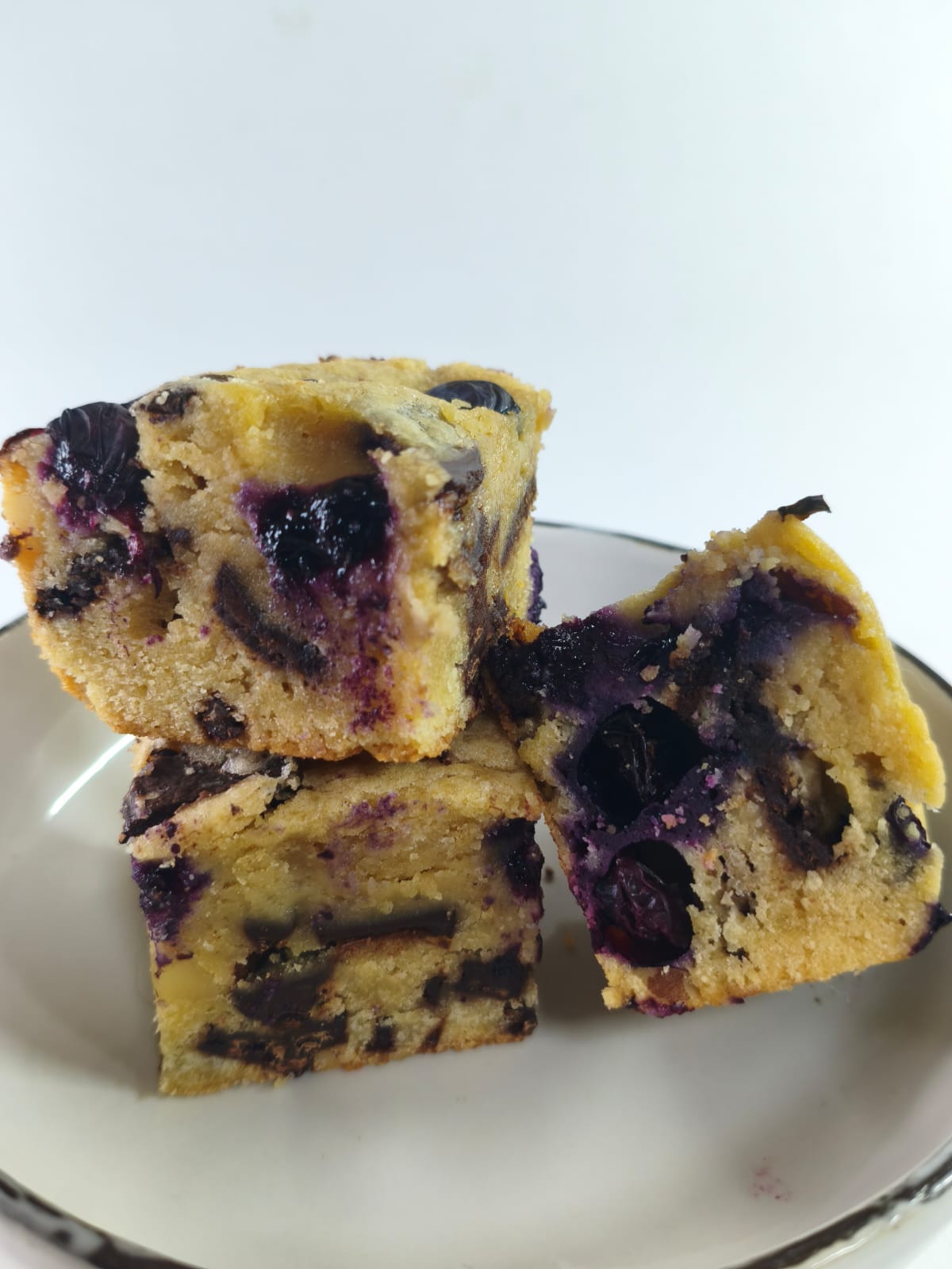 Blondie de chocolate y arándanos